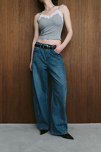 Curved silhouette denim pants