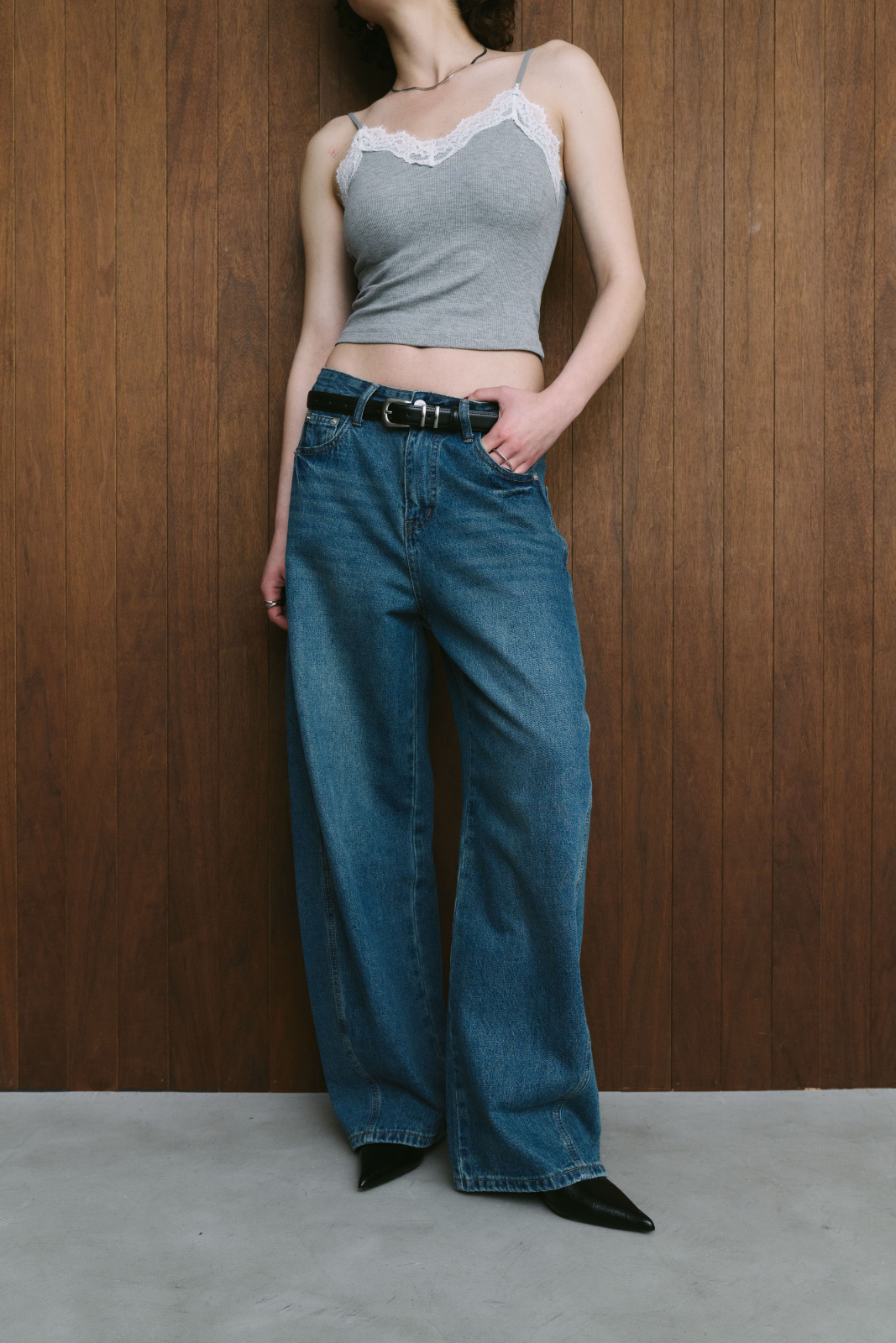 Curved silhouette denim pants