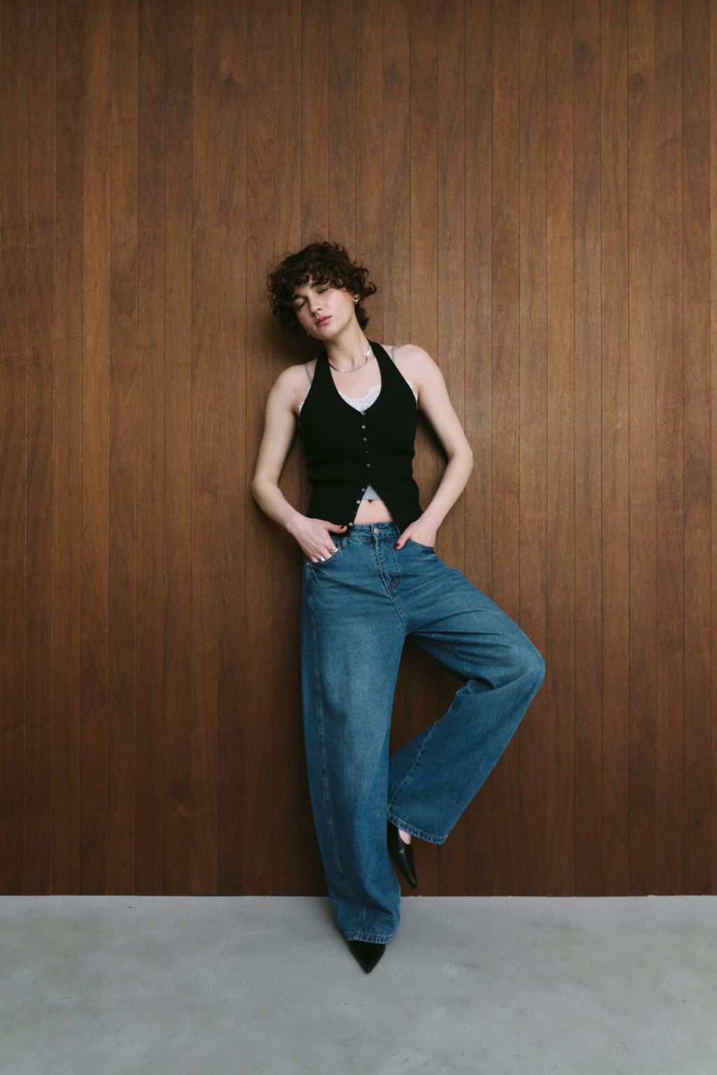 Curved silhouette denim pants