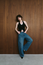Curved silhouette denim pants