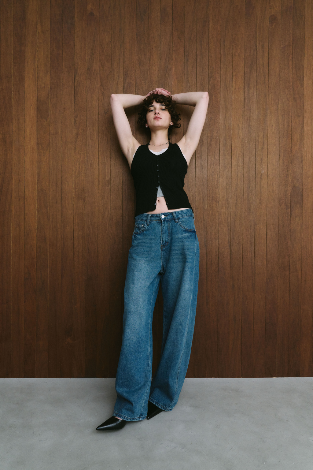 Curved silhouette denim pants