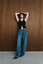 Curved silhouette denim pants