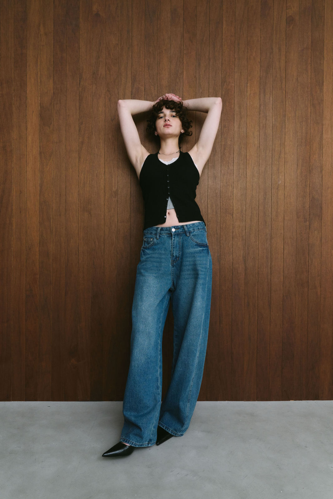Curved silhouette denim pants