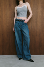 Curved silhouette denim pants