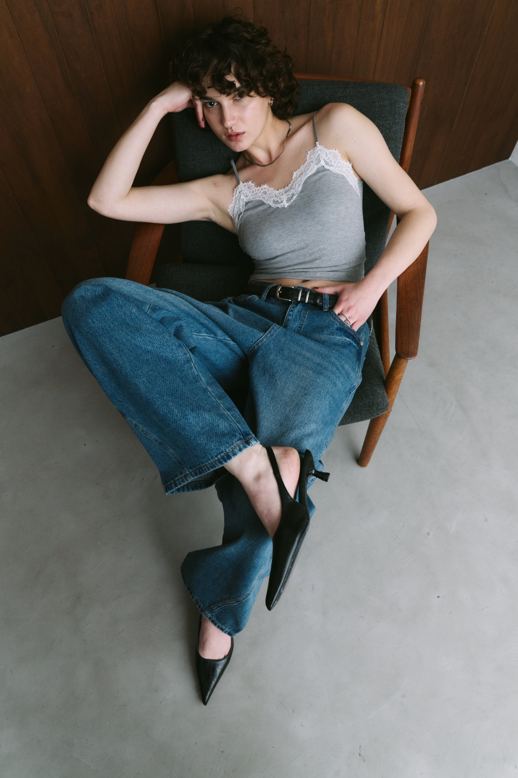 Curved silhouette denim pants