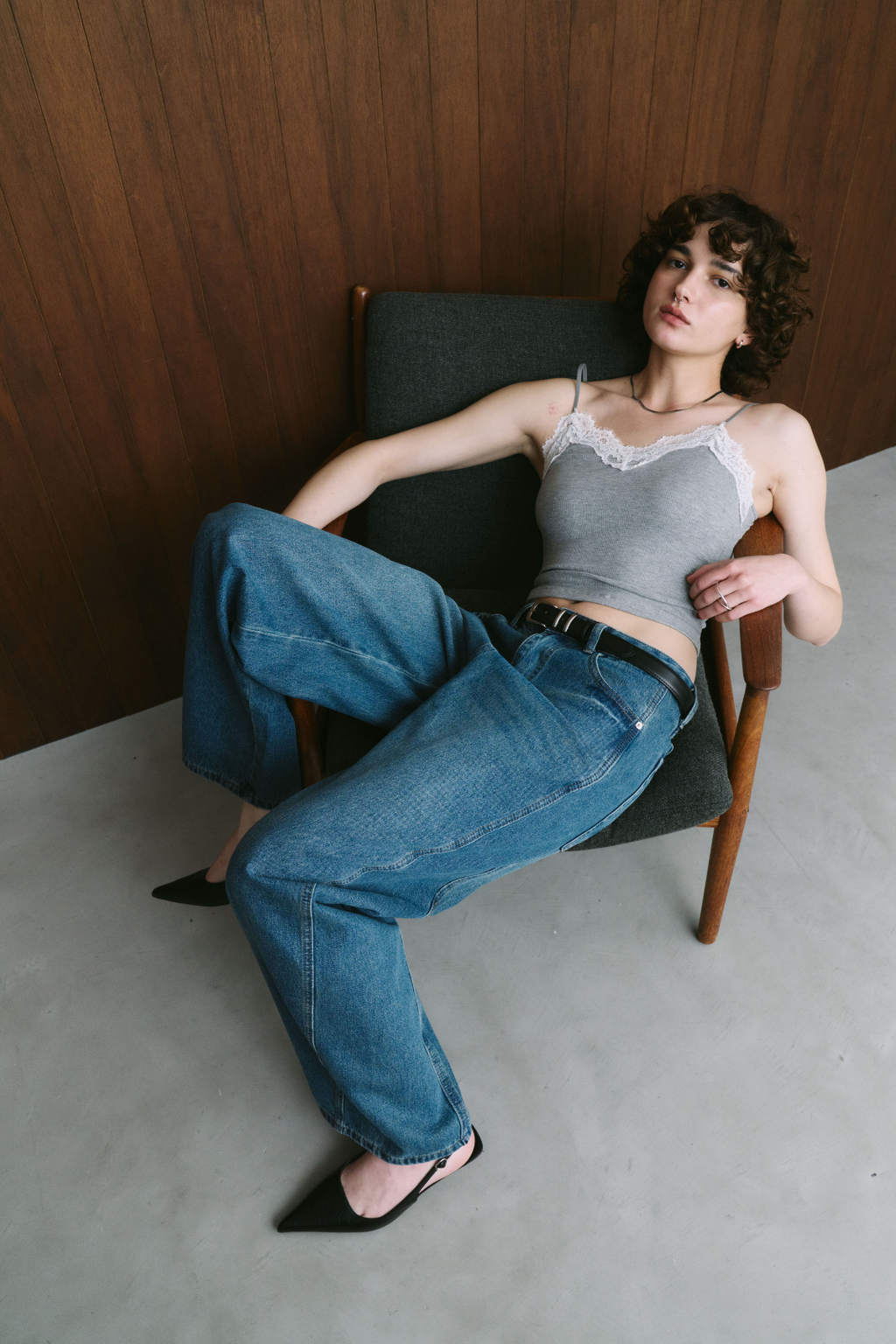 Curved silhouette denim pants