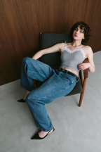 Curved silhouette denim pants
