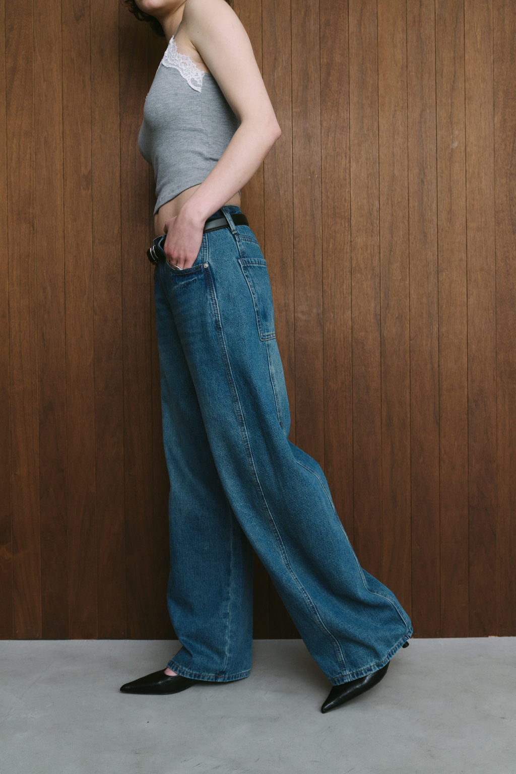 Curved silhouette denim pants