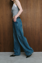 Curved silhouette denim pants