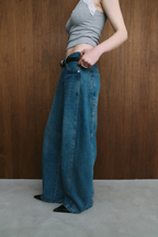 Curved silhouette denim pants