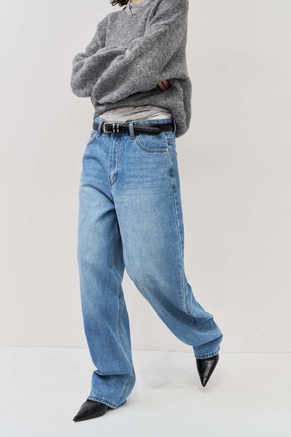 Low rise tapered denim pants