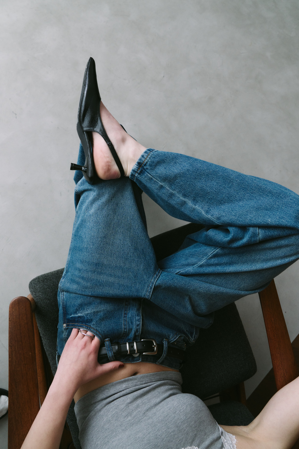 Curved silhouette denim pants
