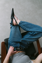 Curved silhouette denim pants