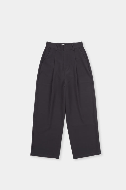 One-tuck wide slacks