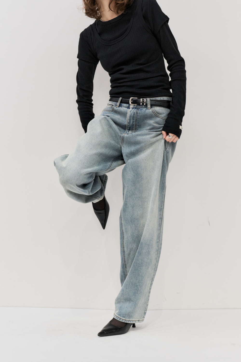 Low rise tapered denim pants