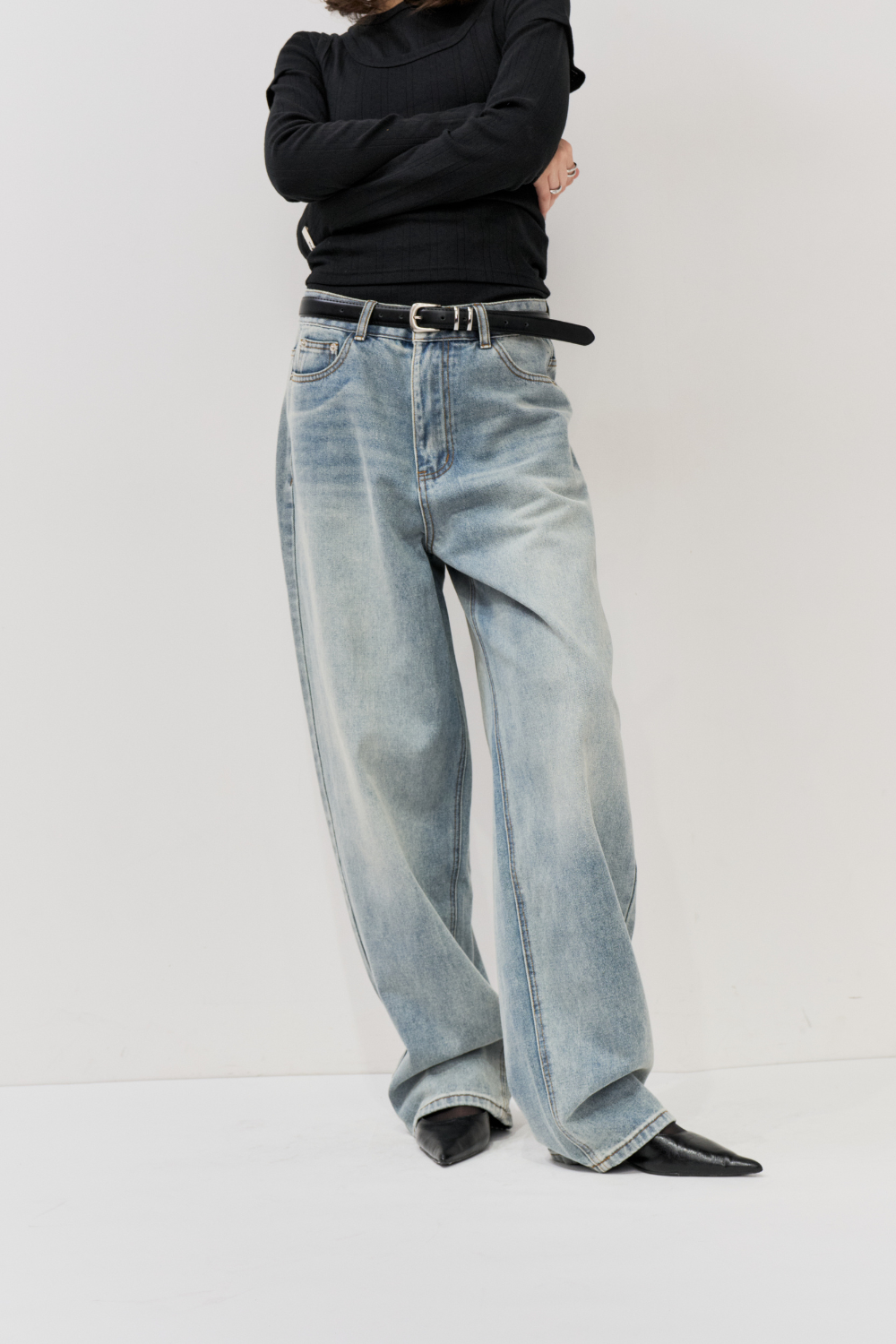Low rise tapered denim pants