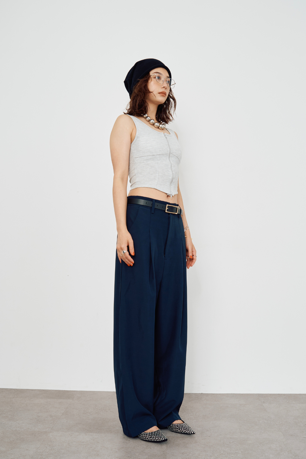 One-tuck wide slacks