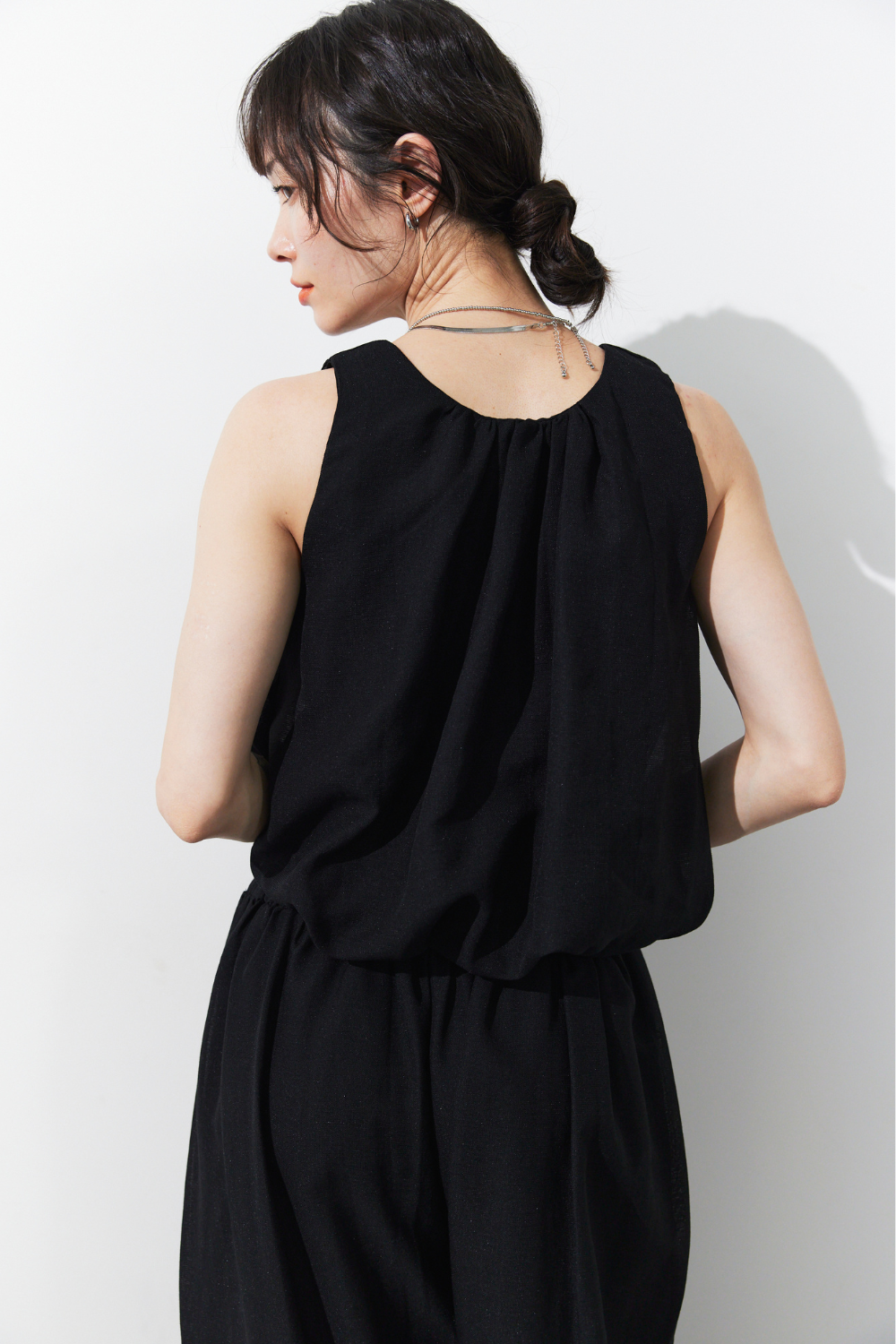 Balloon-hem sleeveless blouse