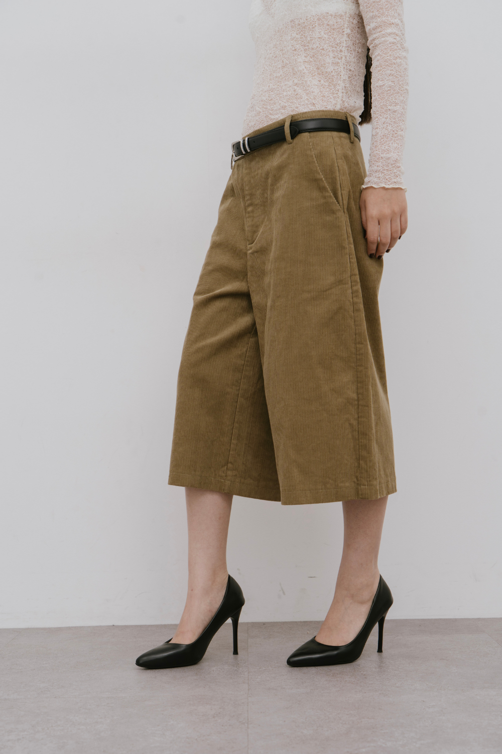 Low rise corduroy bermuda pants