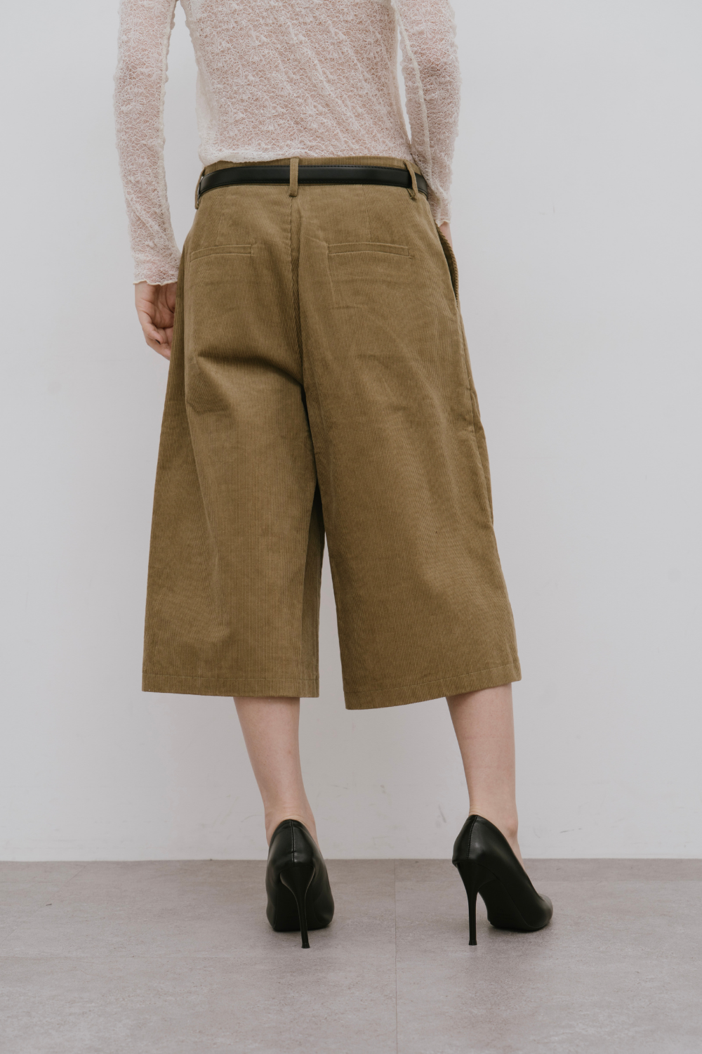 Low rise corduroy bermuda pants