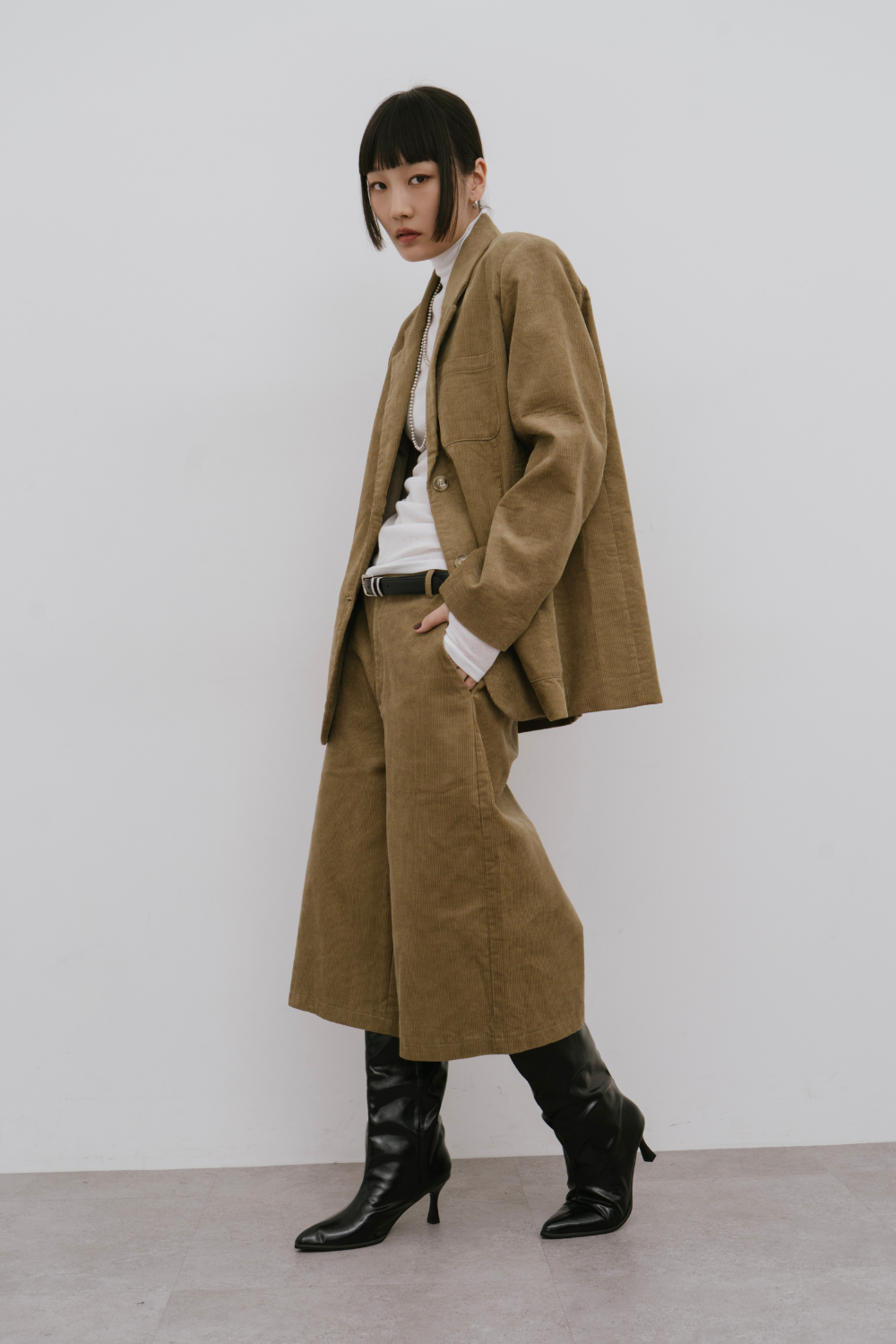 Low rise corduroy bermuda pants