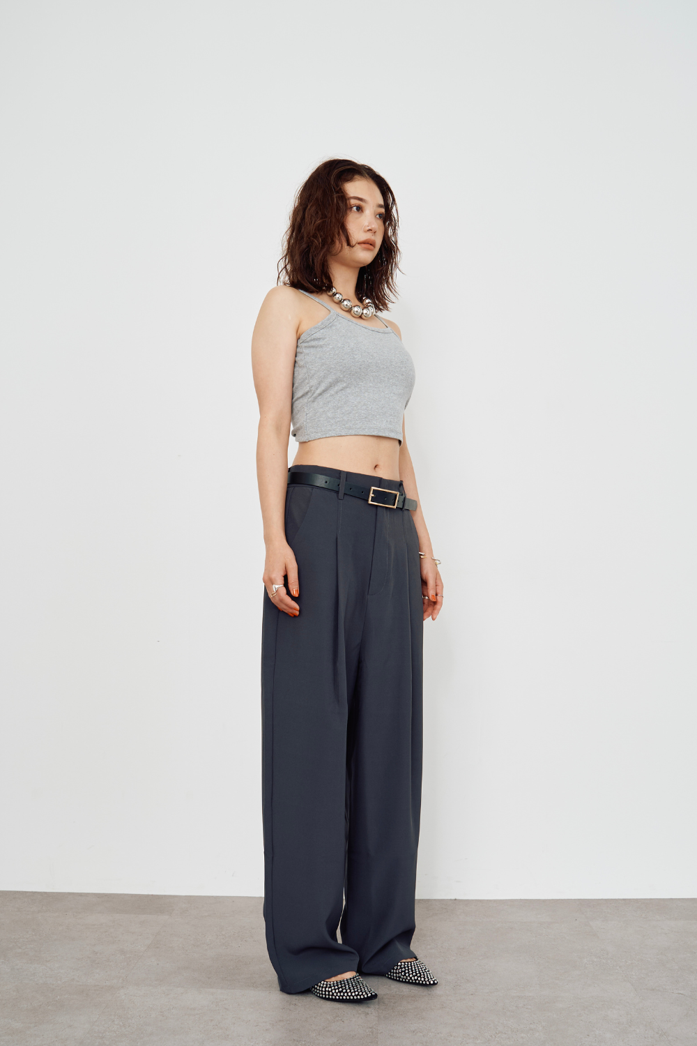 One-tuck wide slacks