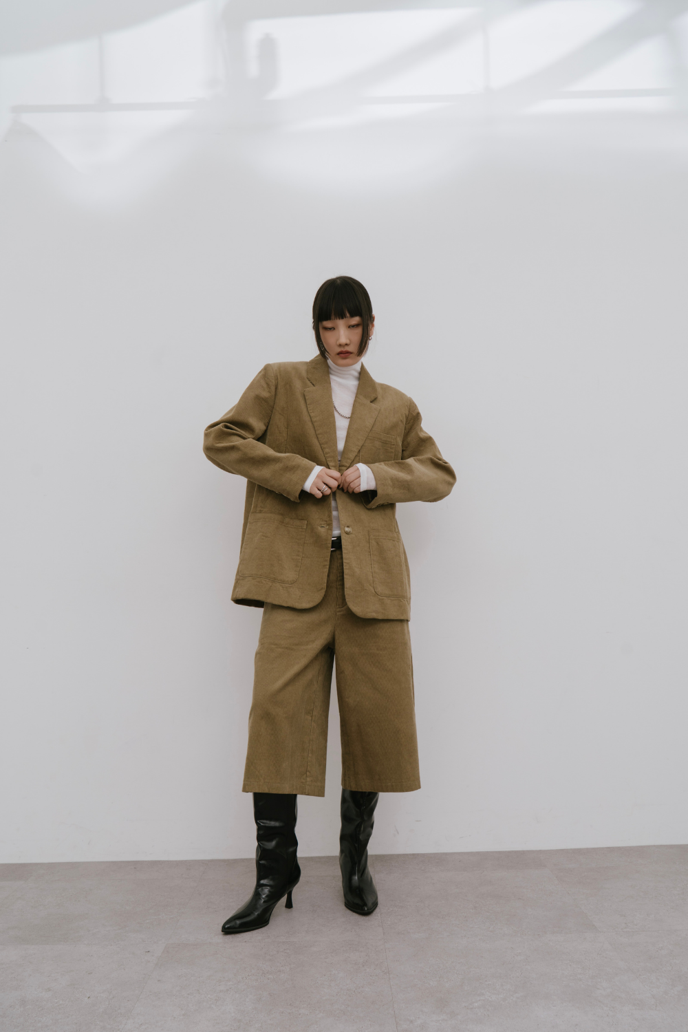 Low rise corduroy bermuda pants