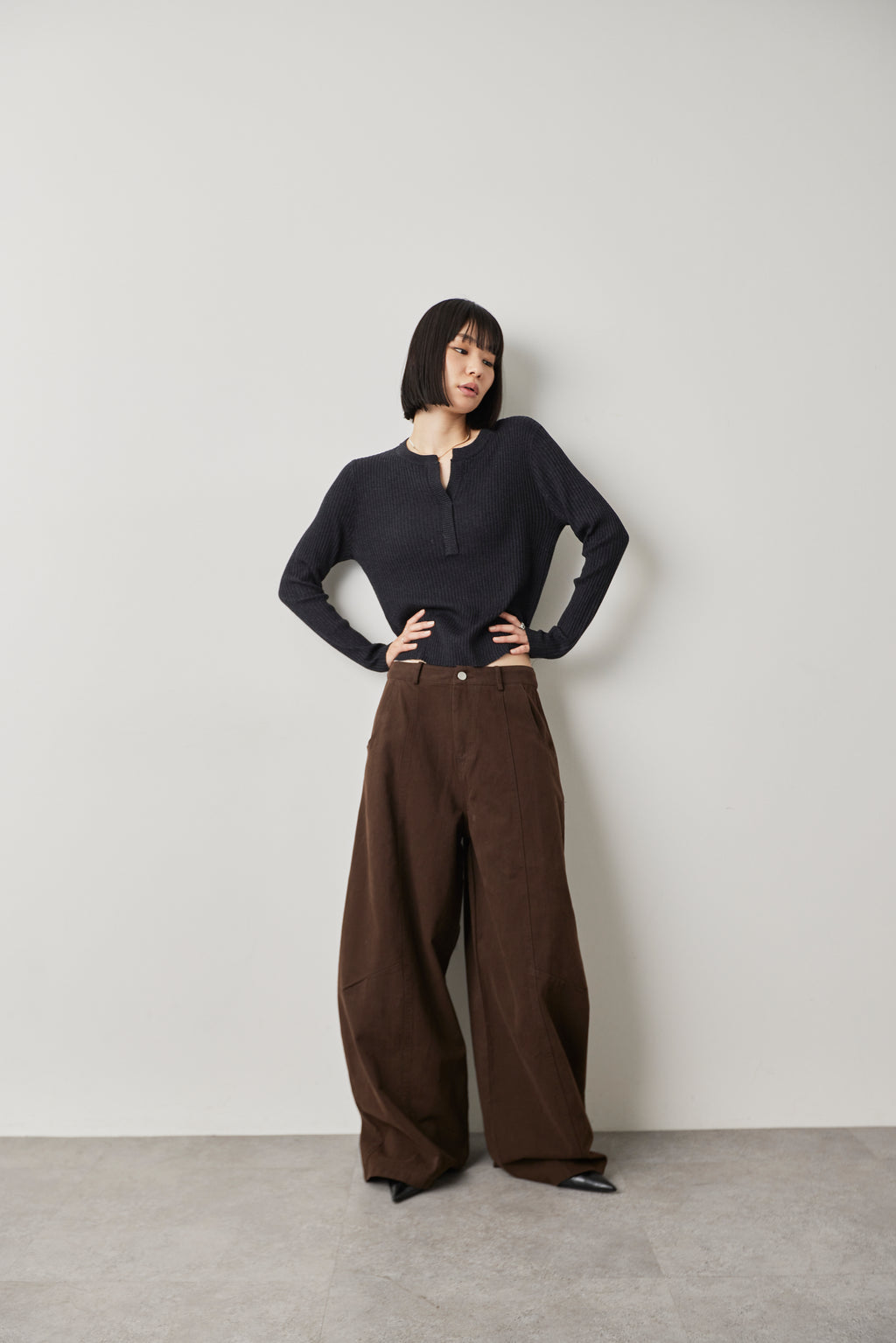 Curved silhouette pants