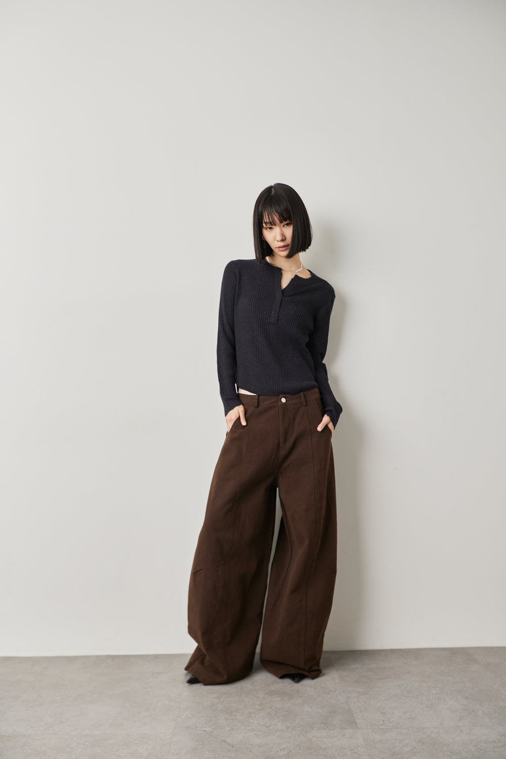 Curved silhouette pants