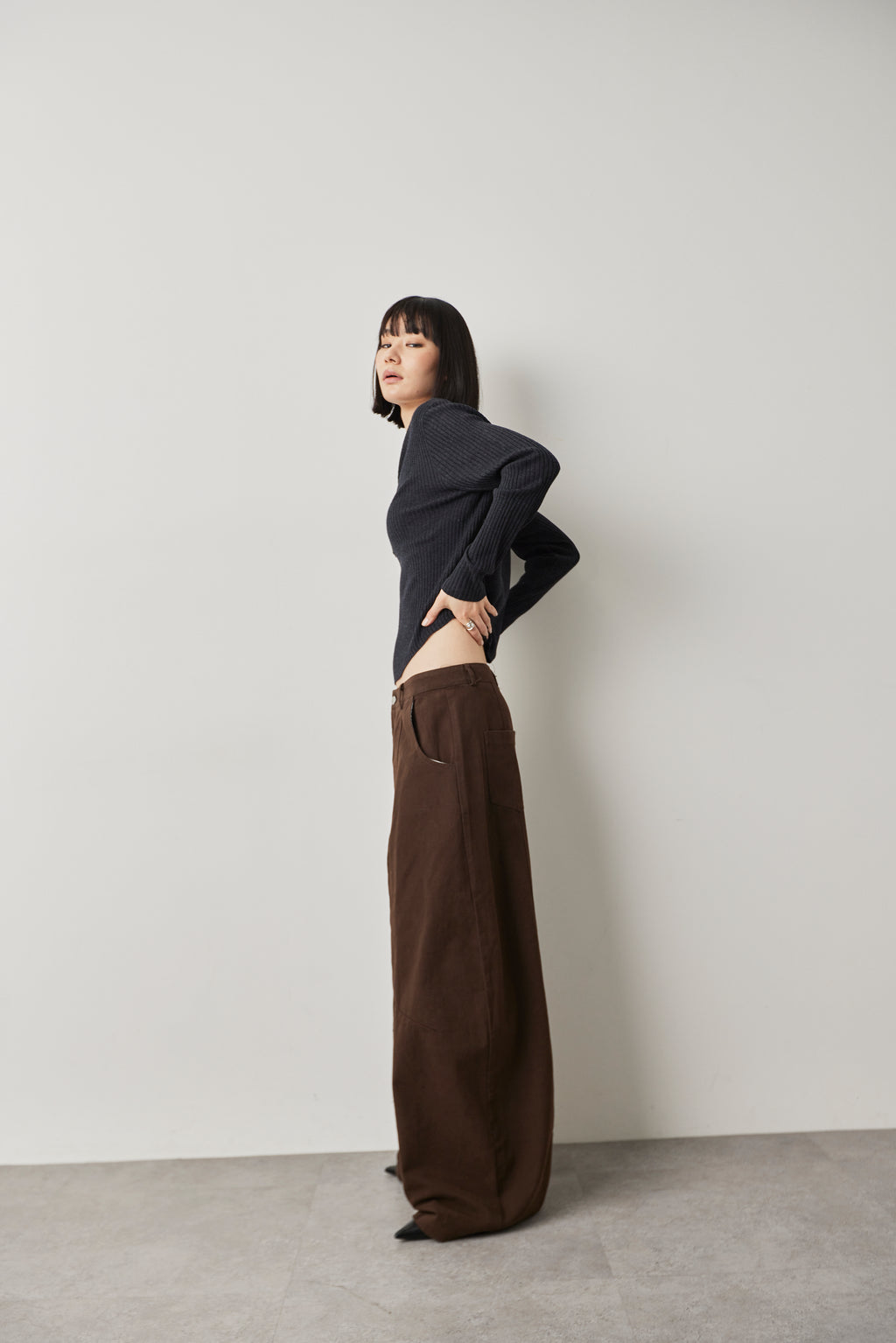 Curved silhouette pants