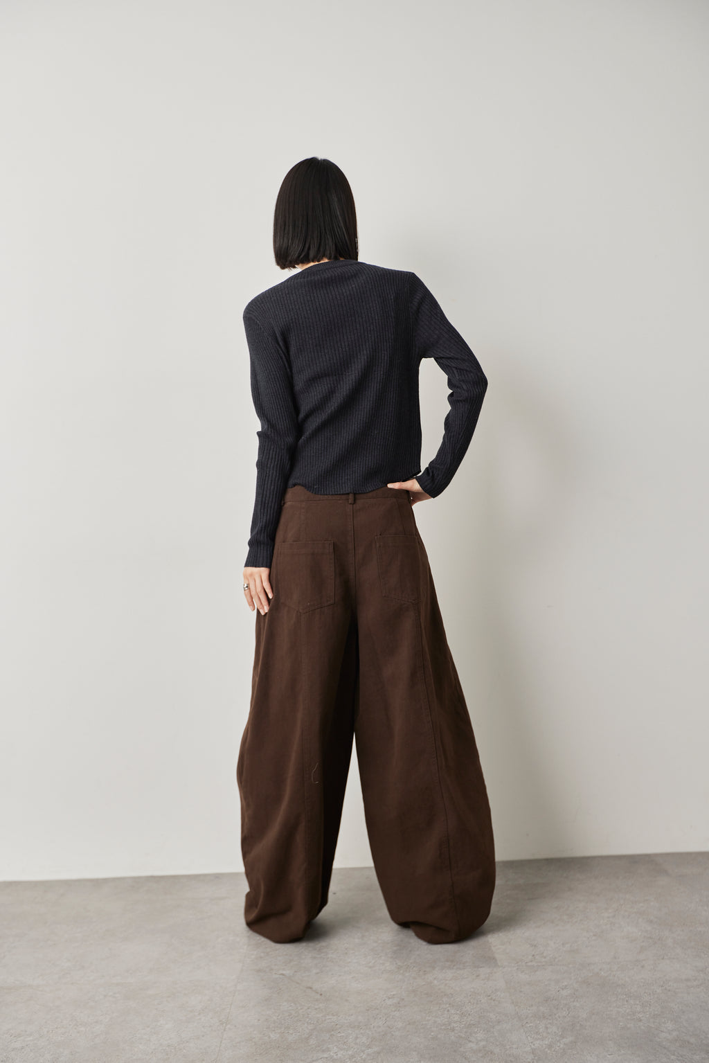 Curved silhouette pants
