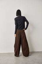 Curved silhouette pants