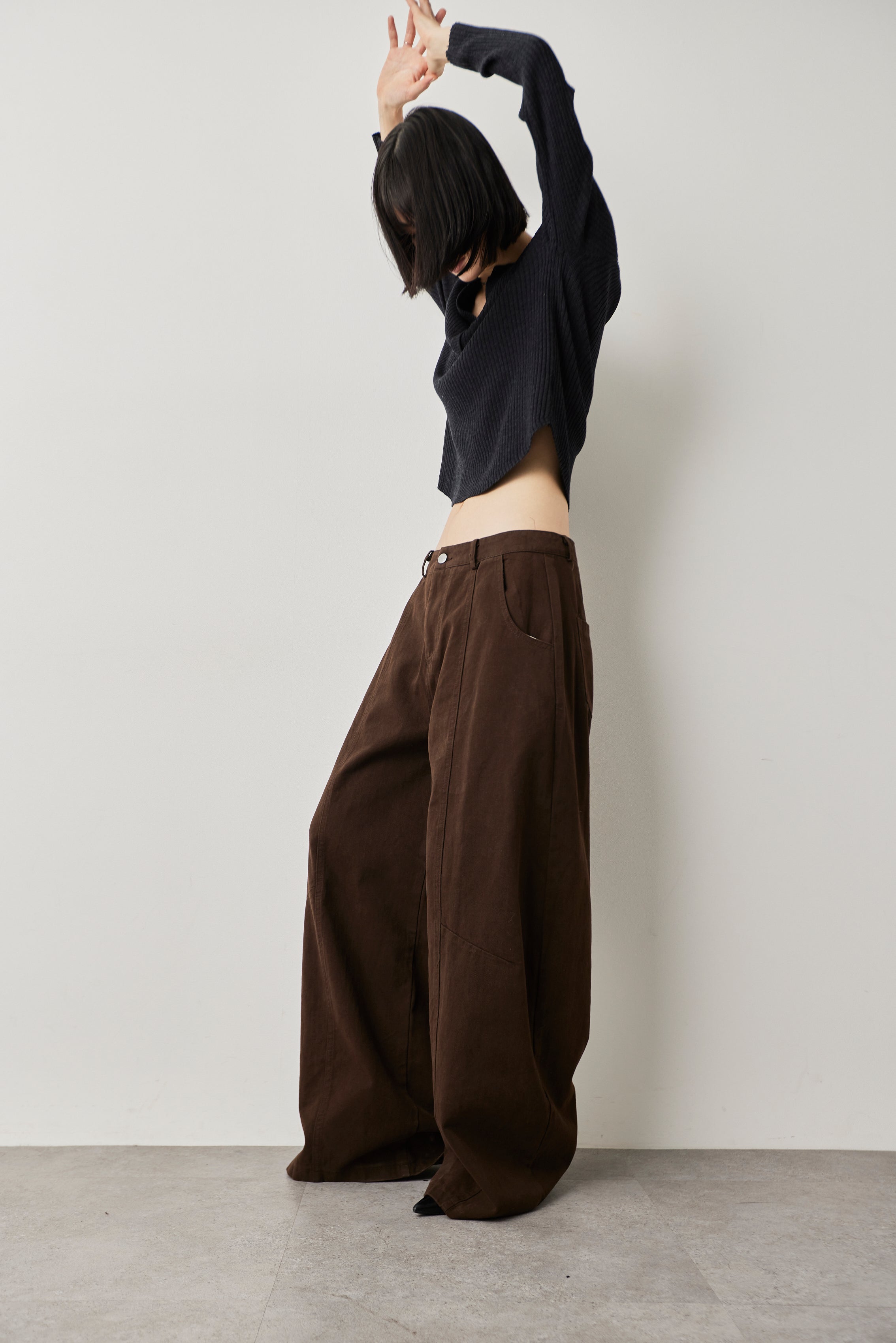Curved silhouette pants