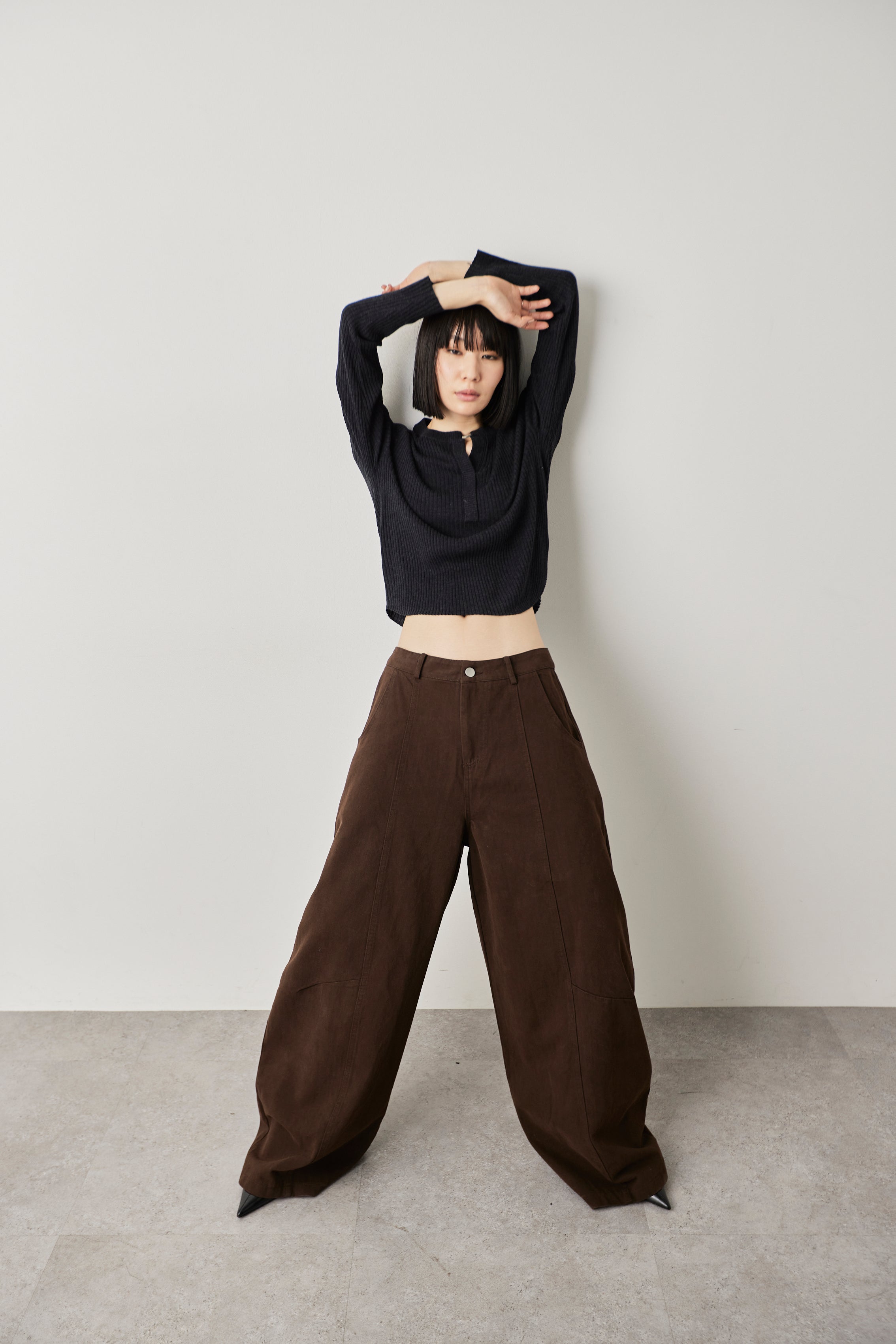 Curved silhouette pants