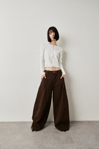 Curved silhouette pants
