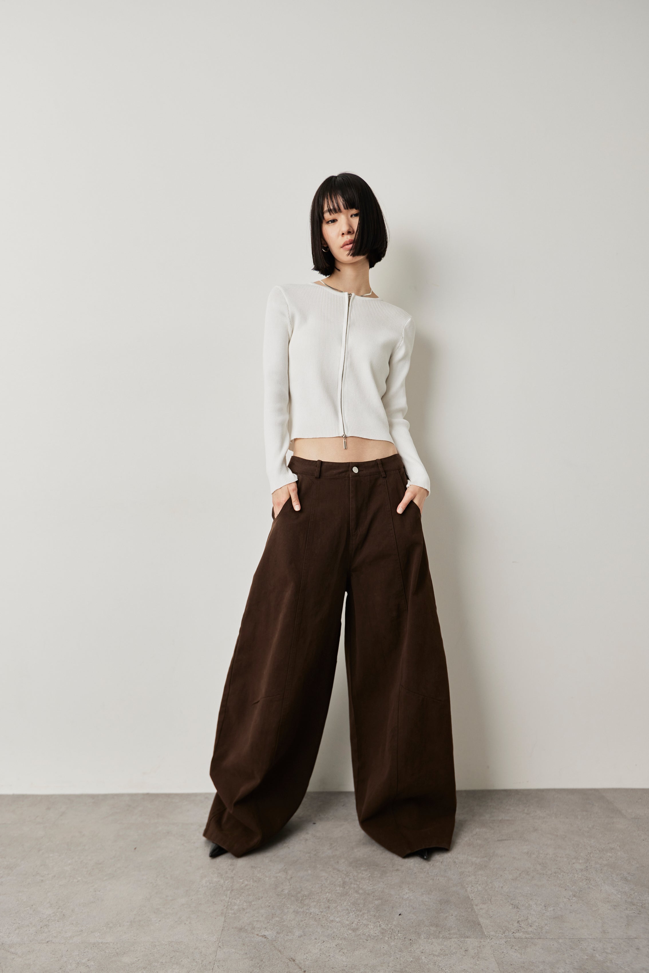 Curved silhouette pants
