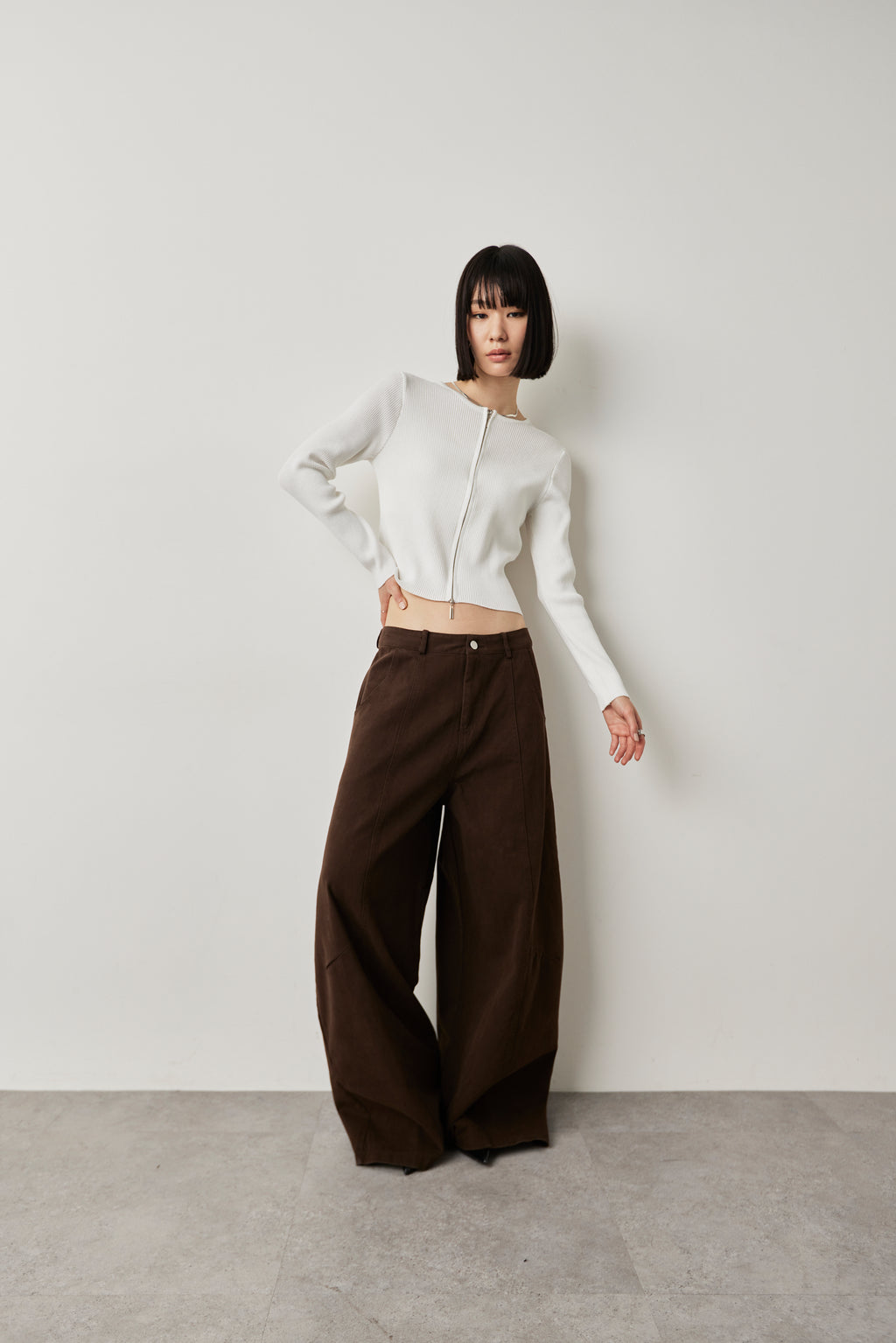 Curved silhouette pants