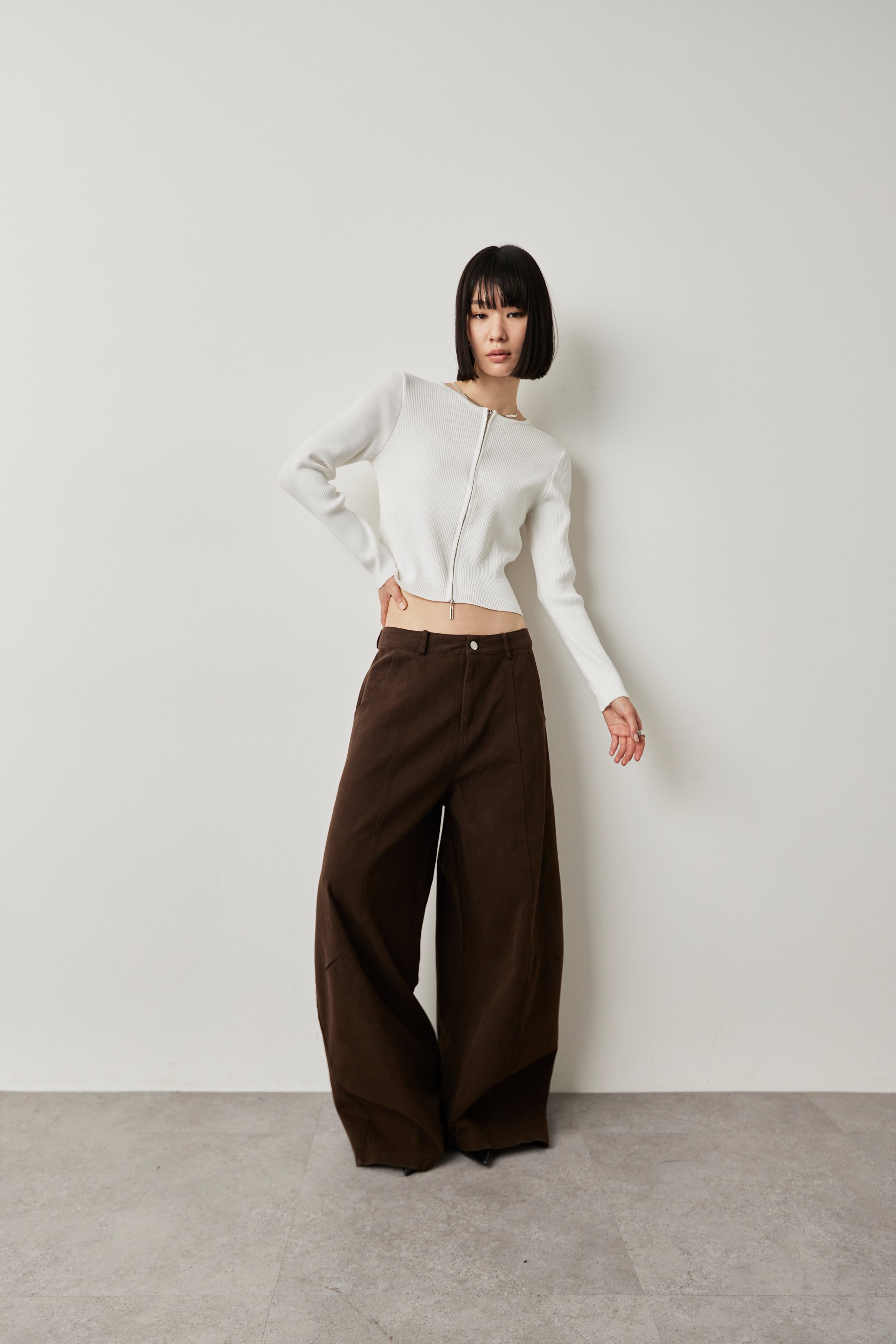 Curved silhouette pants
