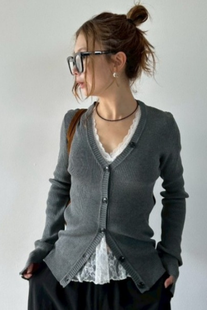 Front-button v-neck rib knit