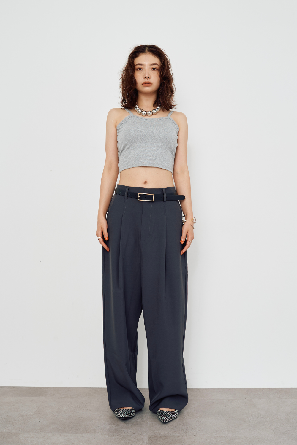 One-tuck wide slacks